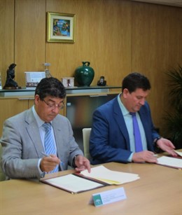 Diego Valderas y José María Algora, durante la firma del convenio