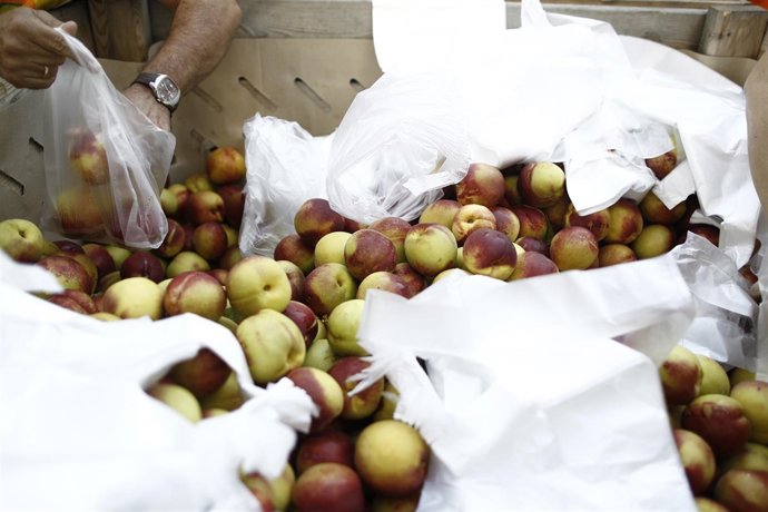 Los agricultores reparten 10.000 kilos de fruta en la plaza de Callao