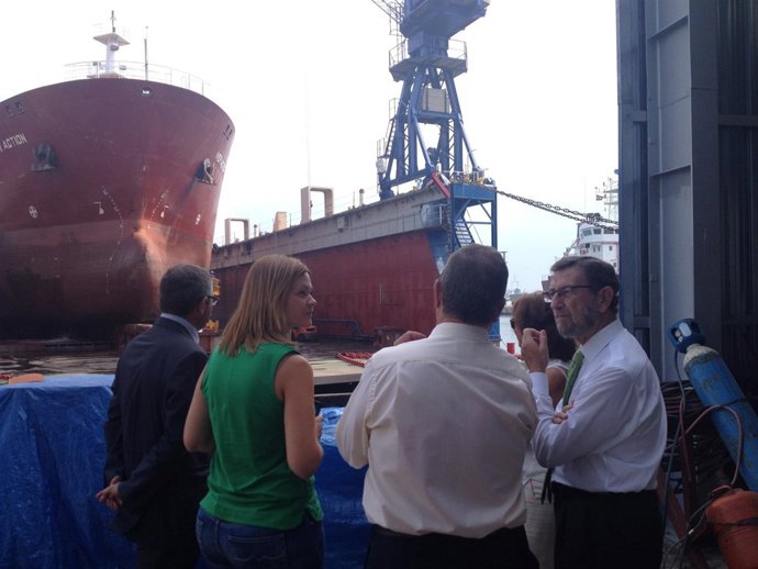 Manuel Gracia y Paulino Plata visitan el puerto de Málaga
