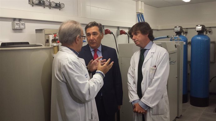 El consejero de Sanidad, Ricardo Oliván, en la planta de aguas de hemodiálisis.