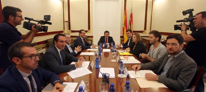 Císcar se reúne con portavoces de los grupos parlamentarios de las Corts.