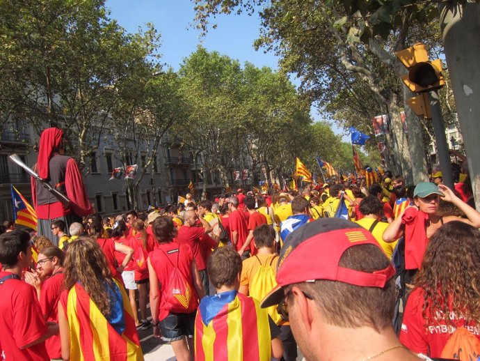 Ciudadanos formando la V esta Diada en Barcelona