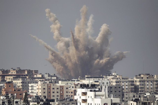 Explosión tras un bombardeo israelí en Gaza