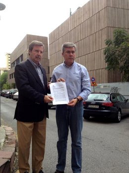 Miguel Ángel García Anguita y José Enrique Fernández de Moya ante el Museo Ibero