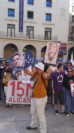 Momento de la protesta en la plaza del Ayuntamiento de Alicante