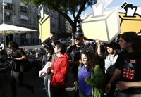 La Policía desaloja a una quincena de jóvenes de ERC por protestar ante el Congreso contra la decisión del TC