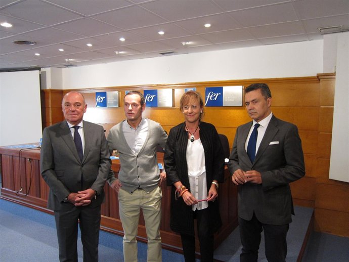 Participantes en la presentación del Mercadillo de Arepak