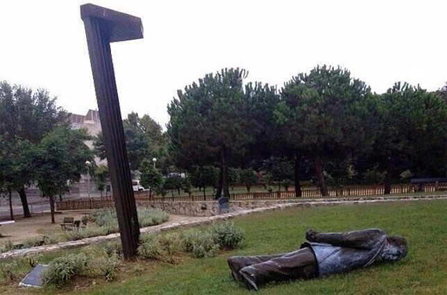 Derribada la estatua de Jordi Pujol en Premià de Dalt (Barcelona)
