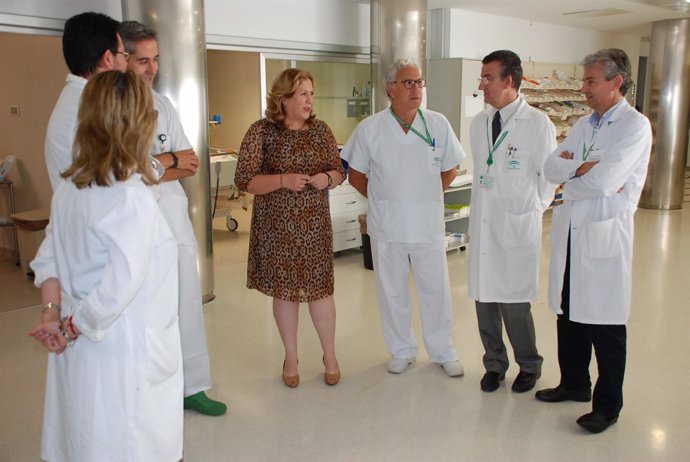 Visita de Ángeles JIménez a la UCI del Hospital Médico-Quirúrgico de Jaén