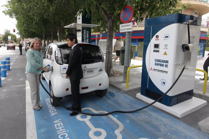 Alcaldesa de Marbella recargando un coche eléctrico