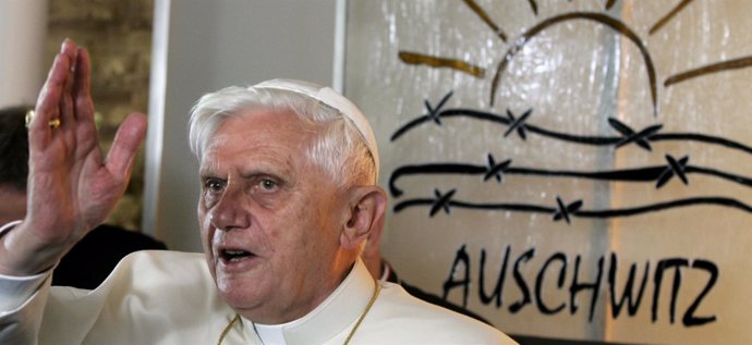 El Papa Benedicto XVI reza en una visita al cementerio de Auschwitz