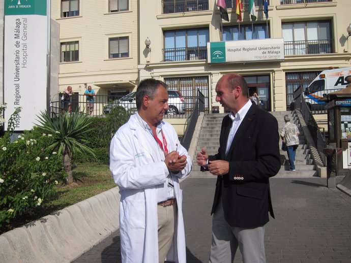 Juan Antonio Torres (CCOO) y Francisco Conejo (PSOE-A), en el Hospital Regional