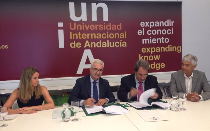 Consejero de Presidencia, Manuel Jiménez Barrios, firmando convenio con UNIA