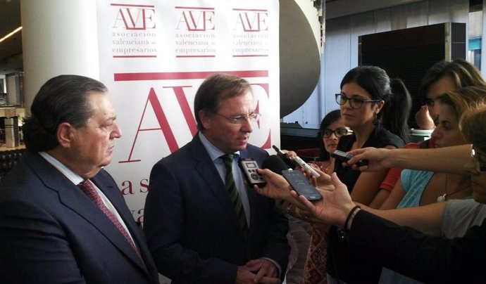 El conseller Juan Carlos Moragues atiende a los medios junto a V. Boluda (AVE).