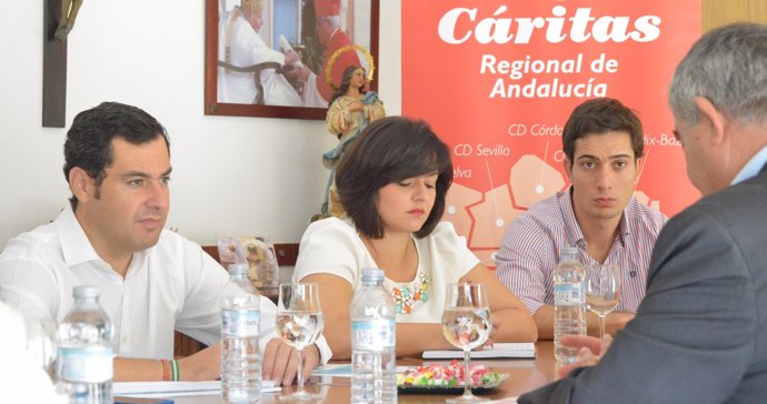Juanma Moreno, Virginia Pérez y Luis Paniagua, reunidos con Cáritas