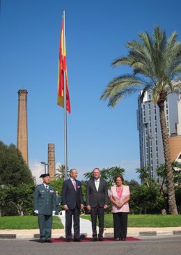 Santafé, Fernández de Mesa, Fabra y Barberá tras el izado de la Bandera 