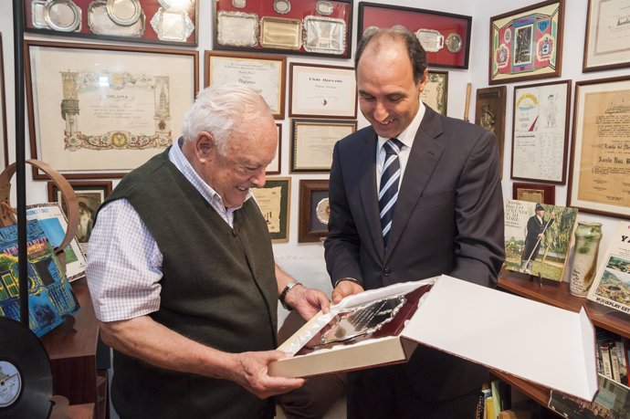 Diego felicita al cantante Aurelio Ruiz en su 90 aniversario