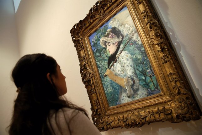 Un empleado de Christie mira el cuadro de Manet 1.881 