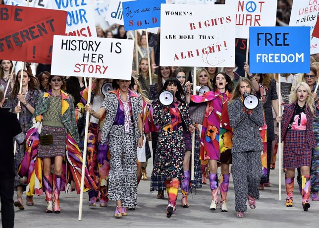 Chanel: Karl Lagerfeld, su particular protesta feminista en París