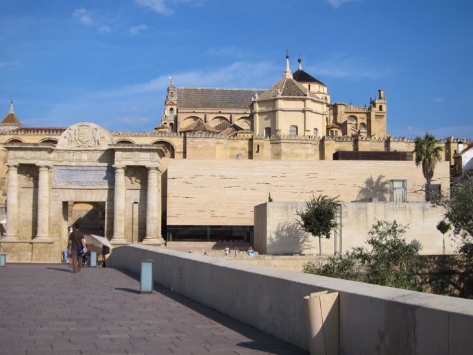 El Centro de Visitantes, entre la Merzquita-Catedral y la Puerta del Puente