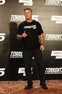 Alec Baldwin: Hablar en español en Torrente 5 me hizo "envejecer"