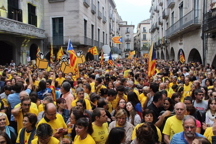 Más de 4.000 personas llenan la plaza del Vi de Girona para exigir votar el 9-N