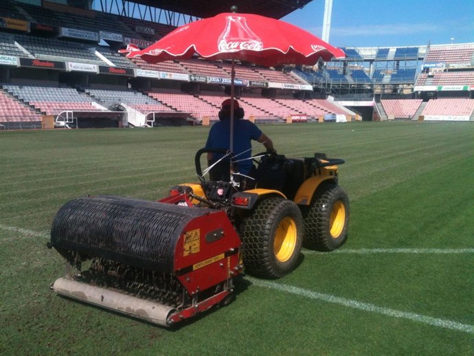 Regeneración del césped de Los Cármenes