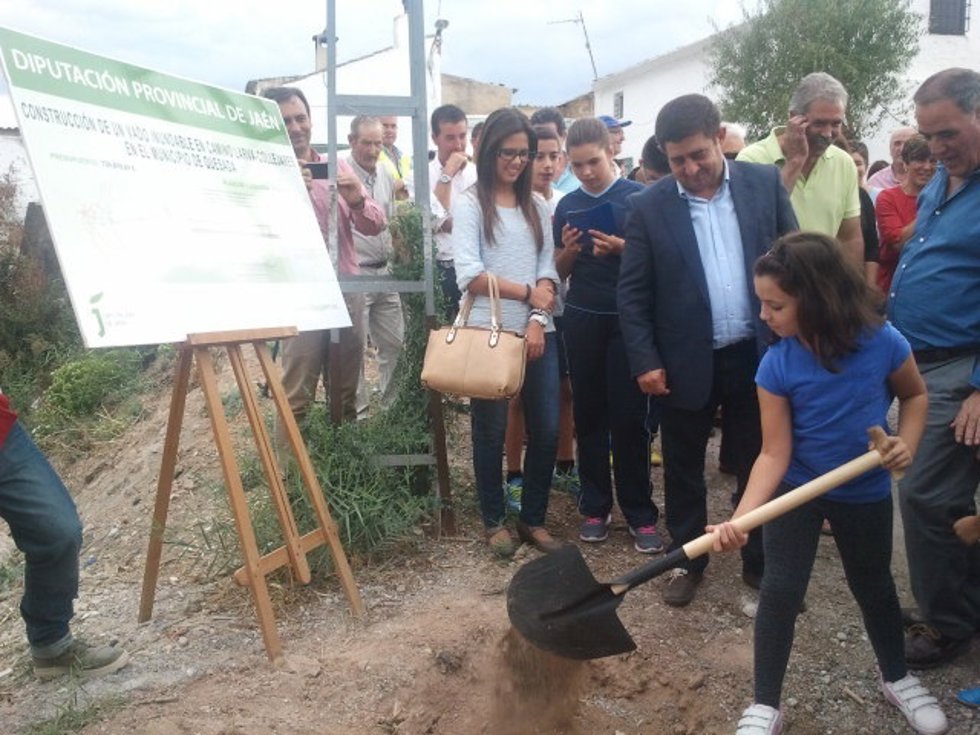 Colocación de la primera piedra para el vado inundable entre Larva y Collejares