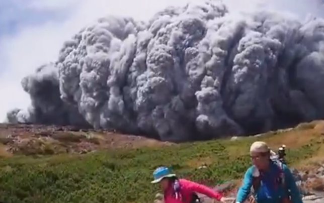Turistas huyendo de la nube de cenizas del volcán del monte Ontake