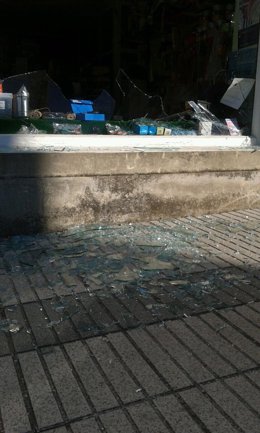Cristales rotos por el atentado de Baralla (Lugo)