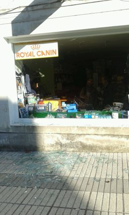 Cristales rotos por el atentado de Baralla (Lugo)