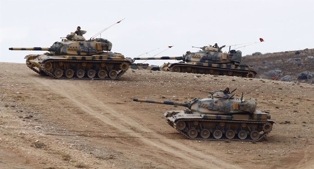 Tanques del ejército turco toman posiciones en la frontera entre Turquía y Siria