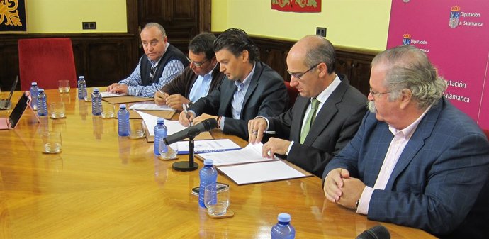  Javier Iglesias (Segundo Por La Derecha), En La Firma De Un Convenio 