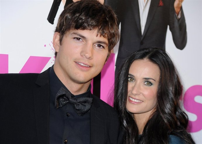 Demi Moore ofrece su ayuda a Ashton Kutcher y Mila Kunis con su bebé