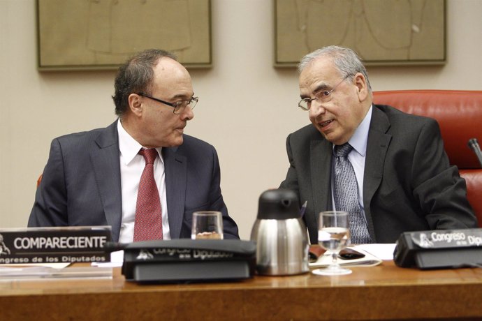 Luis María Linde, gobernador del Banco de España, y Alfonso Guerra