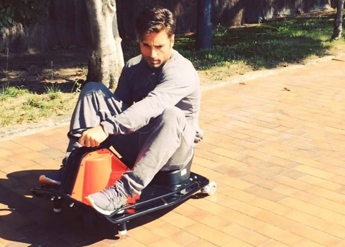 David Bustamante, como un crío, disfruta de su mini coche