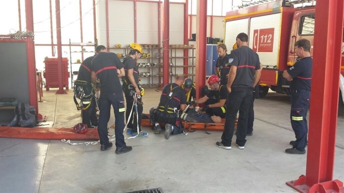 Bomberos realizando un simulacro de rescate en Alcalá de Guadaíra.