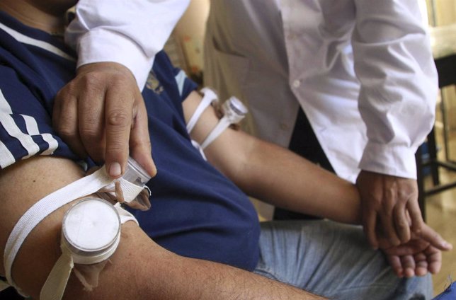 Un hombre se somete a un examen médico para prevenir la enfermedad de Chagas.