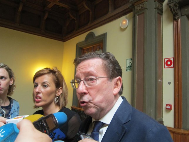 Llera atiene a los medios en Almería