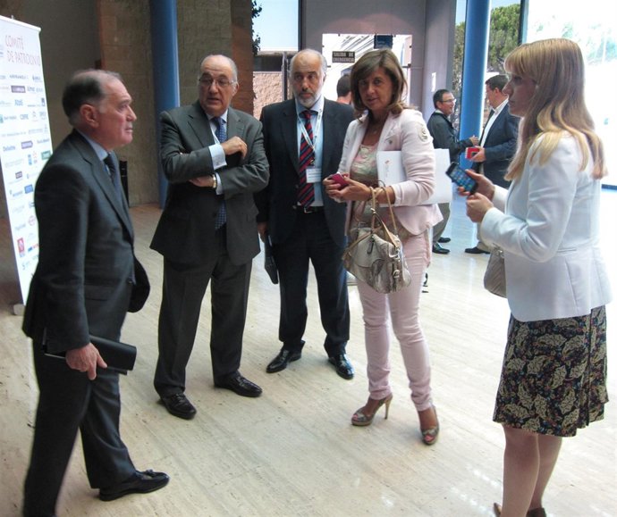 Tomás Villanueva conversa con los representantes de la Cámara Franco-Española