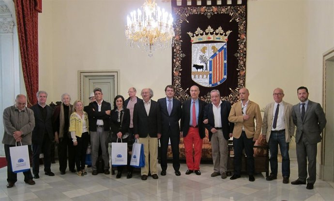 El alcalde y el  jurado del premio