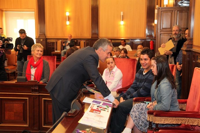 El alcalde de León, Emilio Gutiérrez, durante la entrega de premios.