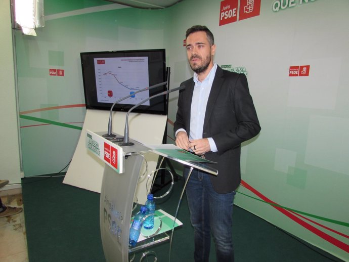 El diputada socialista por Jaén Felipe Sicilia analiza los PGE para 2015.
