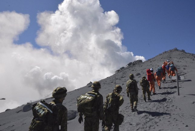 Soldados y equipos de rescate se dirigen al Monte Ontake