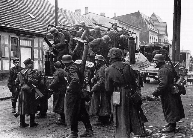Granaderos de las SS llegan en camiones para defender la ciudad de Pyritz.