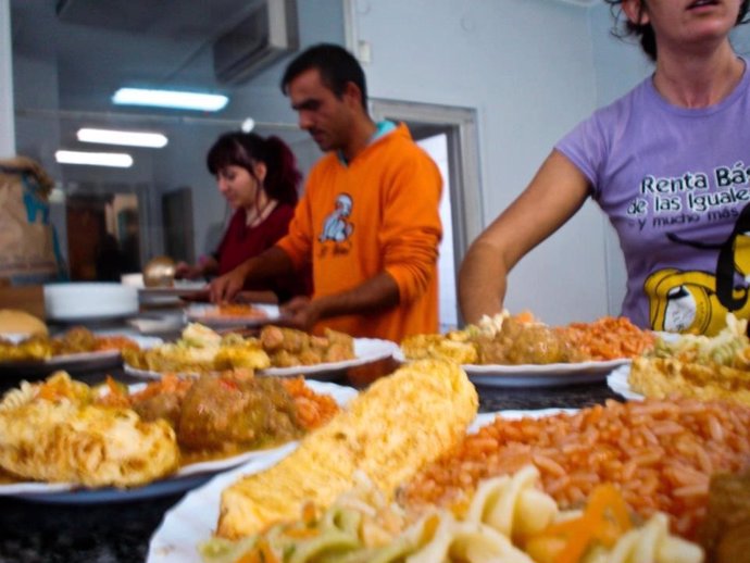 Voluntarios hacen de comer en el comedor social de Er Banco Güeno Palma-Palmilla