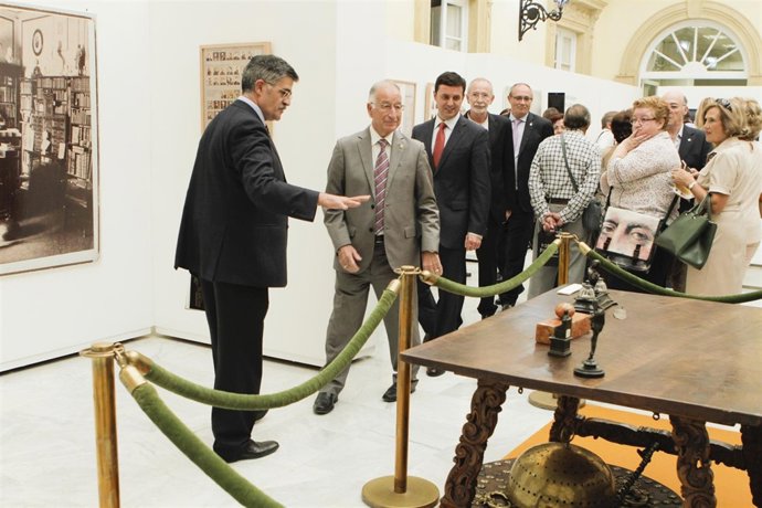 Amat recorre la muestra de Pedro Antonio de Alarcón