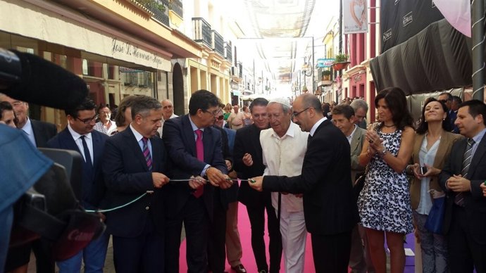 Valderas, junto al diseñador Elio Berhanyer y resto de autoridades