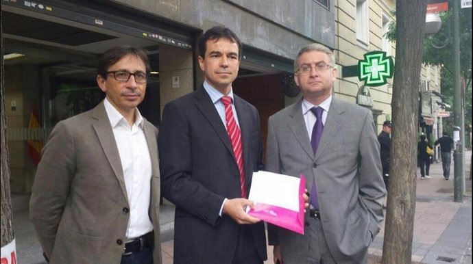 Miembros de UPyD tras registrar querellas contra los Pujol y Artur Mas