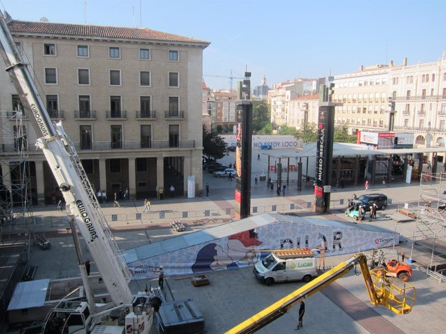 Instalación del escenario de la Plaza del Pilar